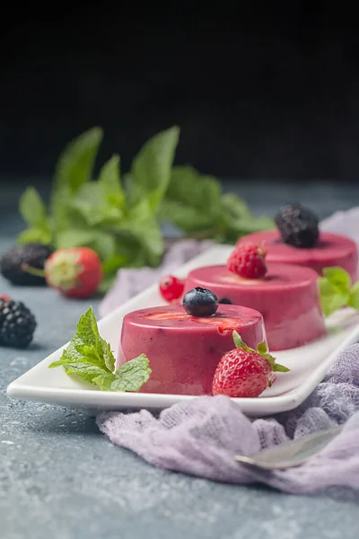 Nyári Desszert Bogyókkal Joghurttal Mint Egy Puding — Stock Fotó