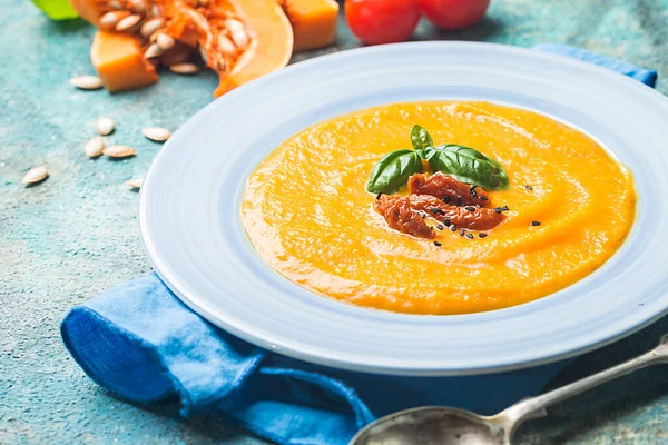 Sopa Calabaza Zanahoria Con Crema Albahaca Plato Azul Sobre Fondo — Foto de Stock