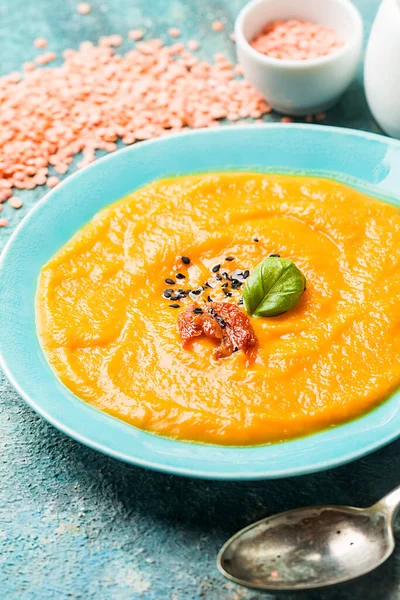 Sopa Lentejas Rojas Plato Azul Sobre Fondo Piedra Azul — Foto de Stock