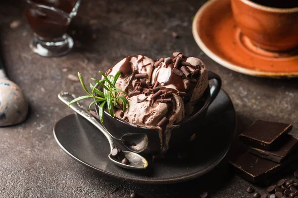 Chocolate Bolas Helado Café Tazón Sobre Fondo Oscuro —  Fotos de Stock