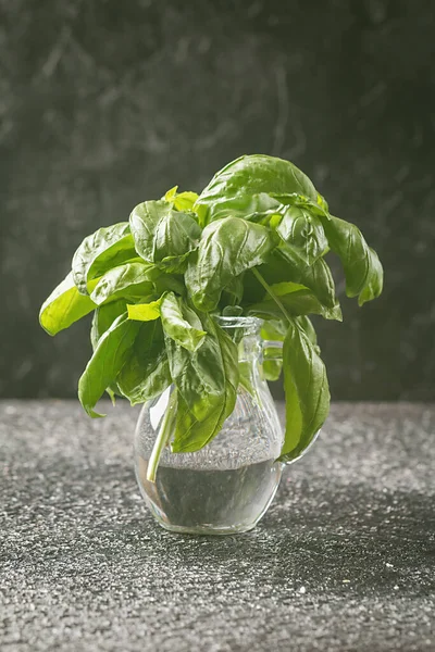 健康的な料理 ハーブやスパイスのための新鮮な緑のバジルの植物 — ストック写真
