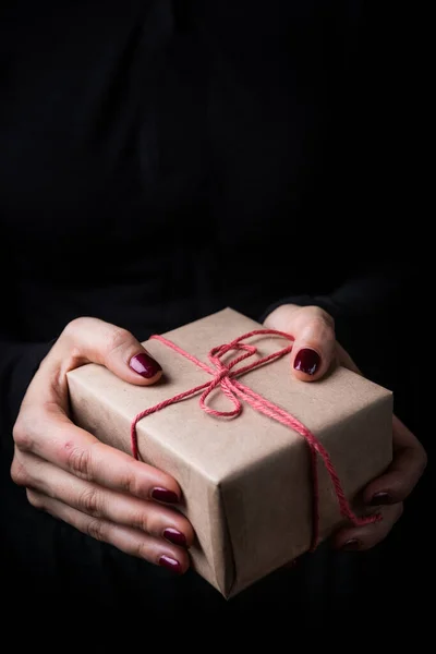 Primer Plano Las Manos Femeninas Sosteniendo Pequeño Regalo Envuelto Con — Foto de Stock