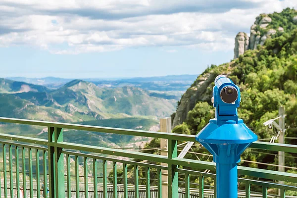 モンセラット修道院 バルセロナの山の頂上からの観光望遠鏡は 山を見下ろす背景の視点で金属双眼鏡を閉じ 1つのコインはそれを開きます — ストック写真