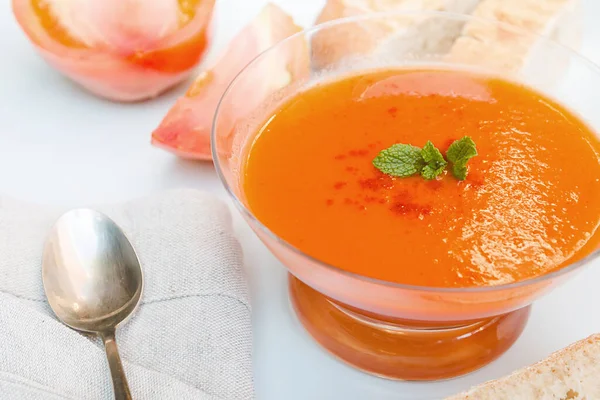 Sopa Tradicional Española Gazpacho Frío Tazón Cristal Con Pan Ingredientes —  Fotos de Stock