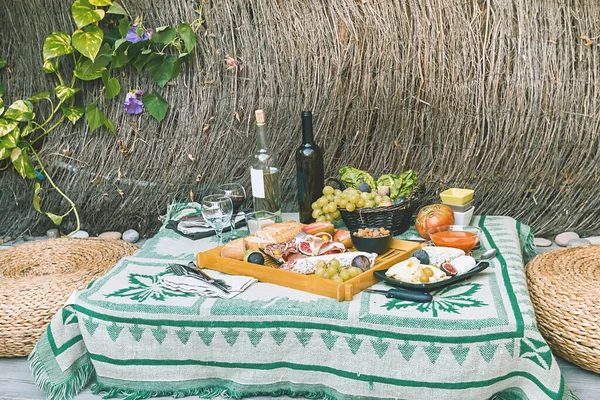 Plato Antipasti Italiano Con Jamón Salami Quesos Aceitunas Higos Vino — Foto de Stock