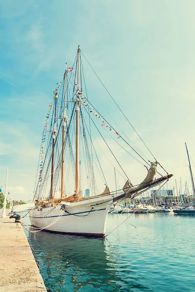 Barca Vela Sul Porto Barcellona Spagna Nella Giornata Sole — Foto Stock
