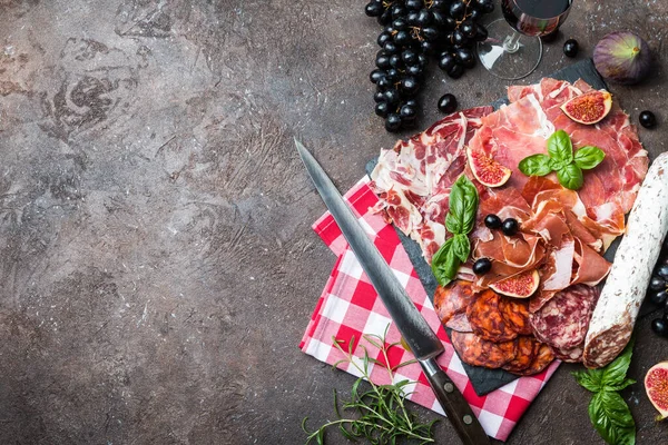 Ncir Üzüm Kırmızı Şarapla Dilimlenmiş Jamon Parma Jambonu Ahşap Arka — Stok fotoğraf