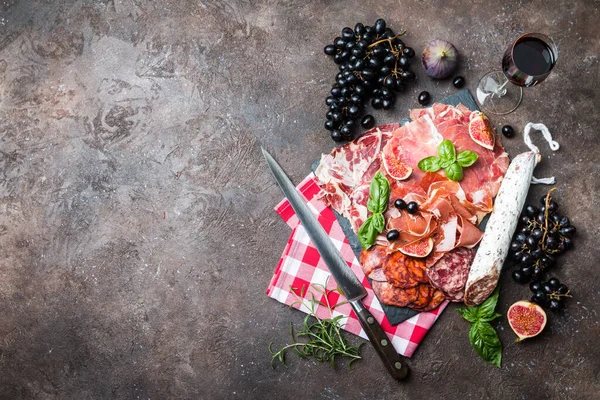 Ncir Üzüm Kırmızı Şarapla Dilimlenmiş Jamon Parma Jambonu Ahşap Arka — Stok fotoğraf