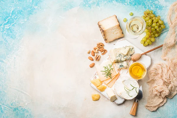 Camembert Und Brie Käse Auf Weißem Hintergrund Mit Nüssen Honig — Stockfoto