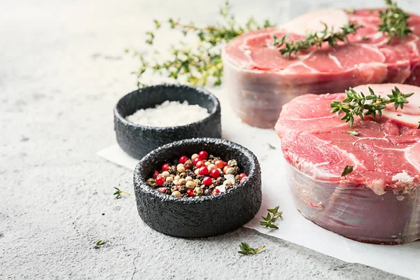 Friss Borjúhús Szeletek Marhahús Osso Buco Főzés Vágódeszkán Összetevők Fűszerek — Stock Fotó