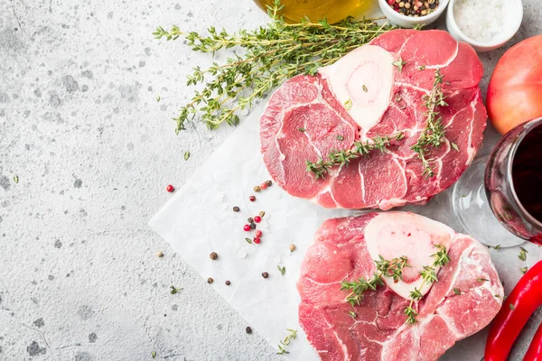 新鮮なシャンクスライス牛肉のための素材と調味料とまな板上のお料理タイム コショウ — ストック写真