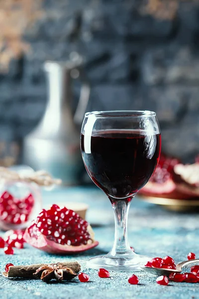 Ett Glas Granatäpple Juice Med Färska Granatäpplen Frukter Och Gran — Stockfoto