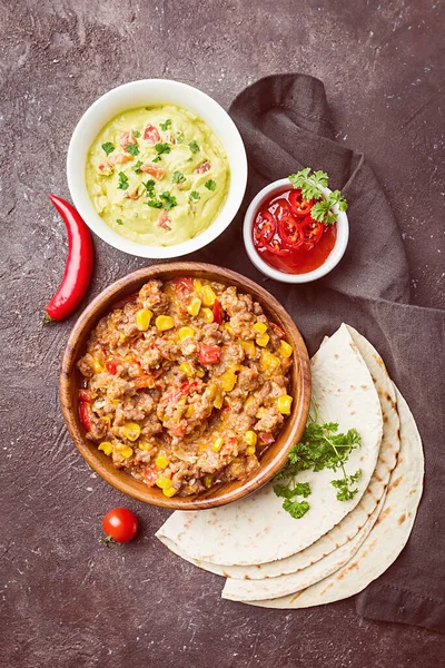 自家製の牛肉肉メキシコのファジタとトルティーヤとグアカモーレと黒の背景にサルサソース トップビュー — ストック写真