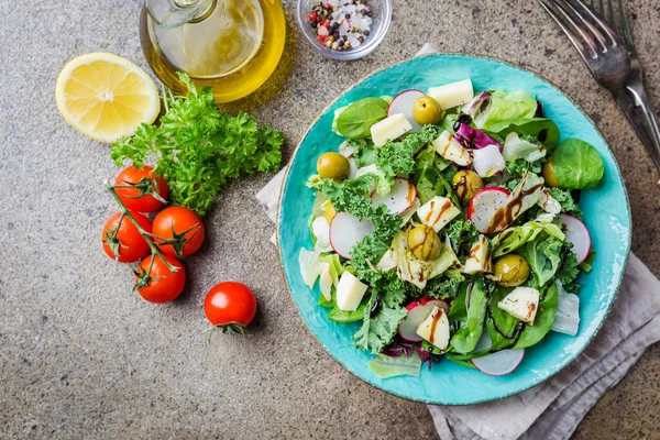 Tazón Ensalada Fresca Saludable Con Verduras Verduras Gris Backfroung Vista — Foto de Stock