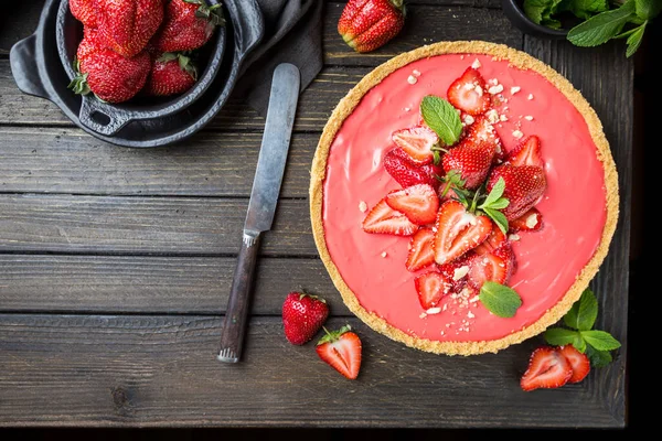 Torte Mit Erdbeeren Und Geschlagener Mascarponecreme Verziert Mit Frischen Erdbeeren — Stockfoto