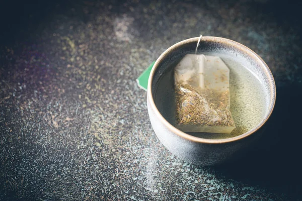 Bolsa de té en una taza —  Fotos de Stock