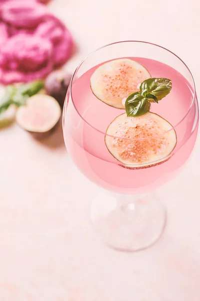 Pink cocktail with fig — Stock Photo, Image