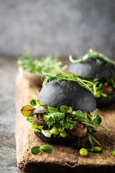 Овощные грибные черные бургеры. — стоковое фото