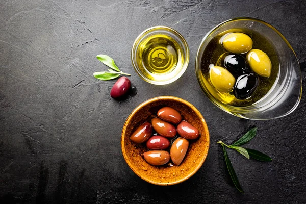 Siyah ve yeşil zeytin — Stok fotoğraf