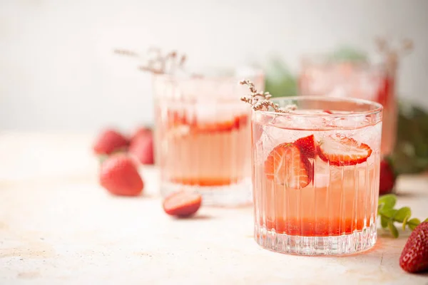 Verfrissend drankje met aardbeien — Stockfoto