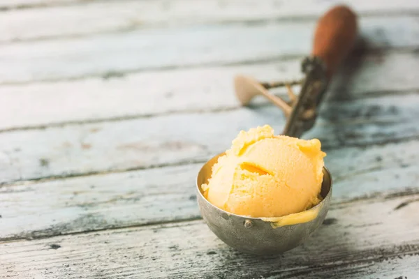 Homemade mango ice cream — Stock Photo, Image