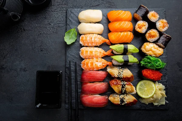 Uppsättning sushi och maki — Stockfoto