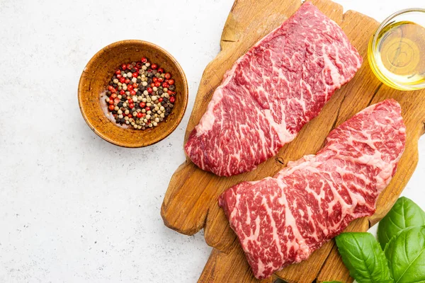 Kesme tahtasında çiğ biftek — Stok fotoğraf