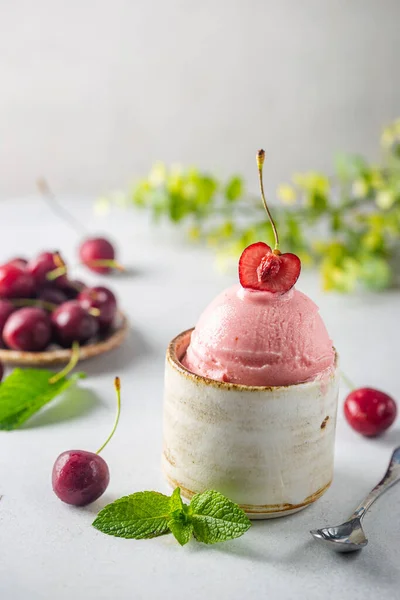 Cuenco de helado de cereza — Foto de Stock