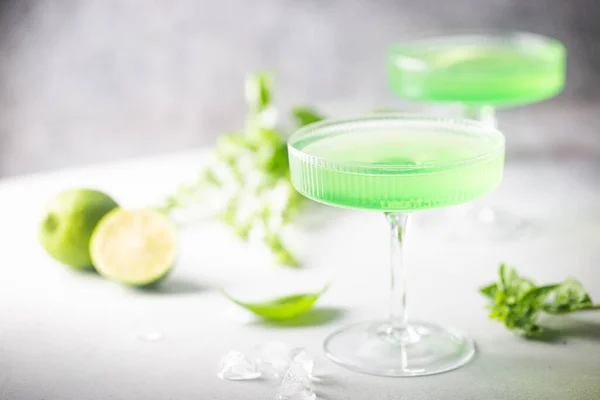 Летний зелёный коктейль — стоковое фото