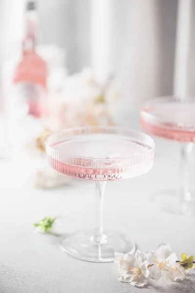 Roze kosmopolitische cocktail — Stockfoto