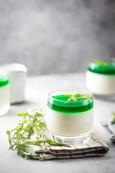 Panna Cotta s estragonovou omáčkou — Stock fotografie