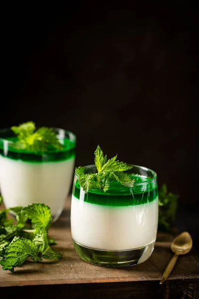 Panna Cotta s mátovou omáčkou — Stock fotografie