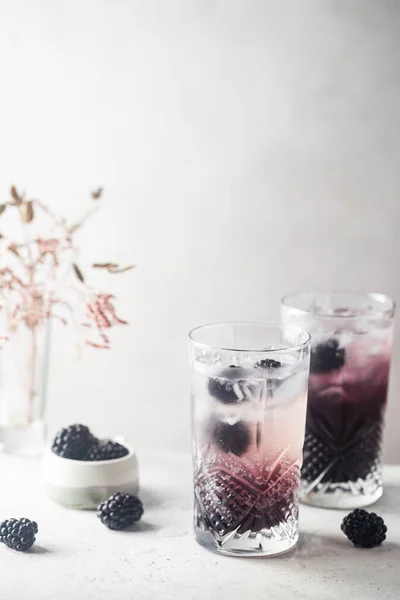 Blackberry Limonade mit Eis — Stockfoto