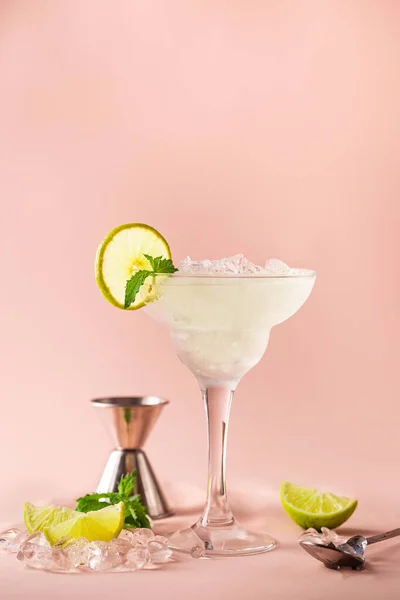 Cocktail margarita with lime — Stock Photo, Image