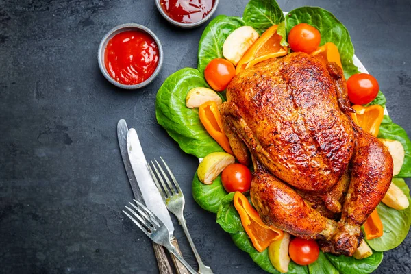 Frango assado com legumes — Fotografia de Stock