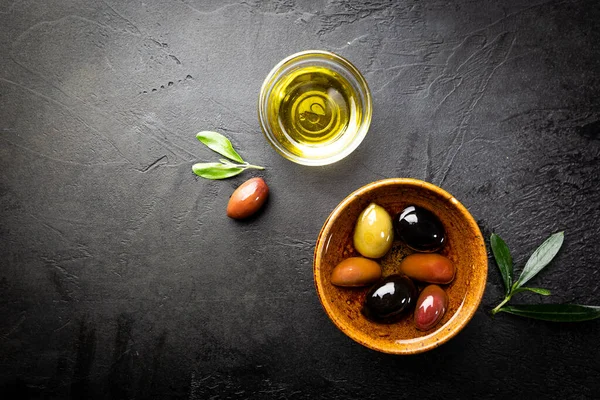 Schwarze und grüne Oliven — Stockfoto