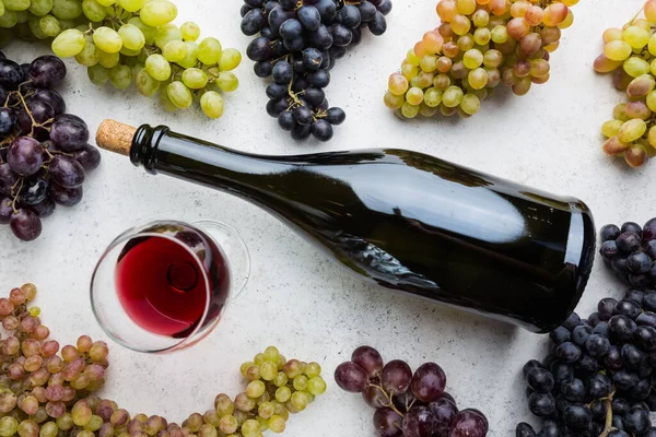 Red wine and ripe grapes — Stock Photo, Image