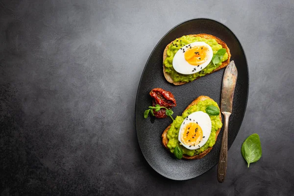 Тост с авокадо и яйцом — стоковое фото