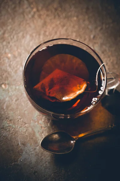 Bolsa de té en una taza de vidrio —  Fotos de Stock