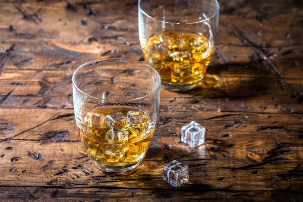 Whisky con hielo en vasos —  Fotos de Stock