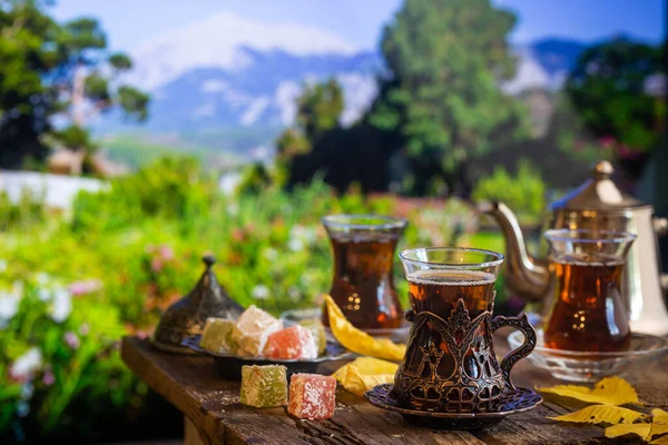 Tasse de thé traditionnel turc — Photo