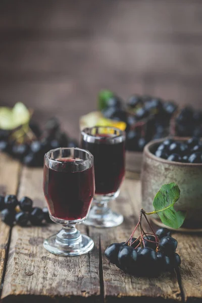 Vinho ou licor de chokeberry caseiro — Fotografia de Stock