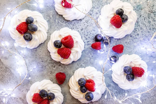 Baiser-Kuchen mit Beeren — Stockfoto