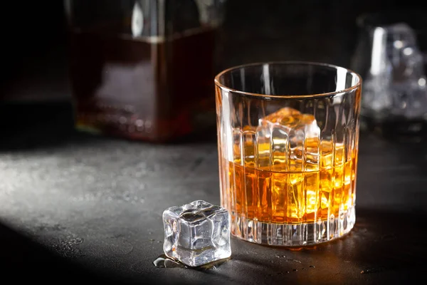 Un vaso de whisky escocés —  Fotos de Stock