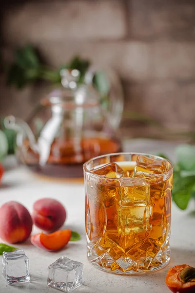Őszibarack vagy sárgabarack jeges tea — Stock Fotó