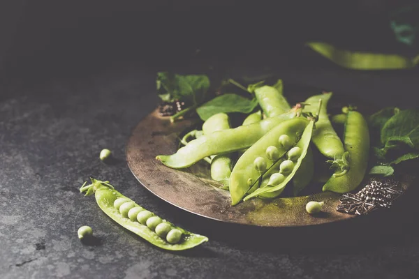 Schoten aus grünen Erbsen — Stockfoto