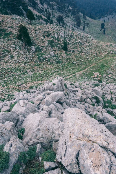 Skály na úbočí kopce krásné krajiny — Stock fotografie