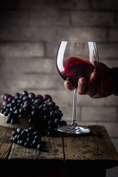 Vinho tinto e uvas maduras — Fotografia de Stock