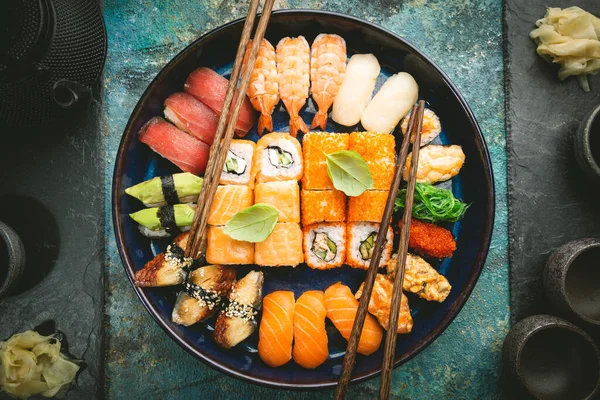 Uppsättning sushi och maki — Stockfoto