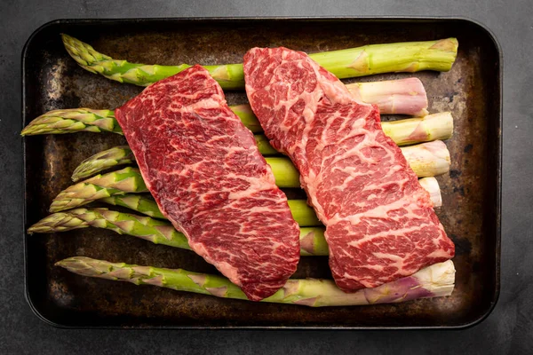 Steak mit grünem Spargel — Stockfoto